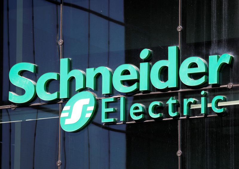 &copy; Reuters. Photo d'archives du logo de Schneider Electric. /Photo prise le 22 avril 2020 à Rueil-Malmaison près de Paris, France/REUTERS/Charles Platiau