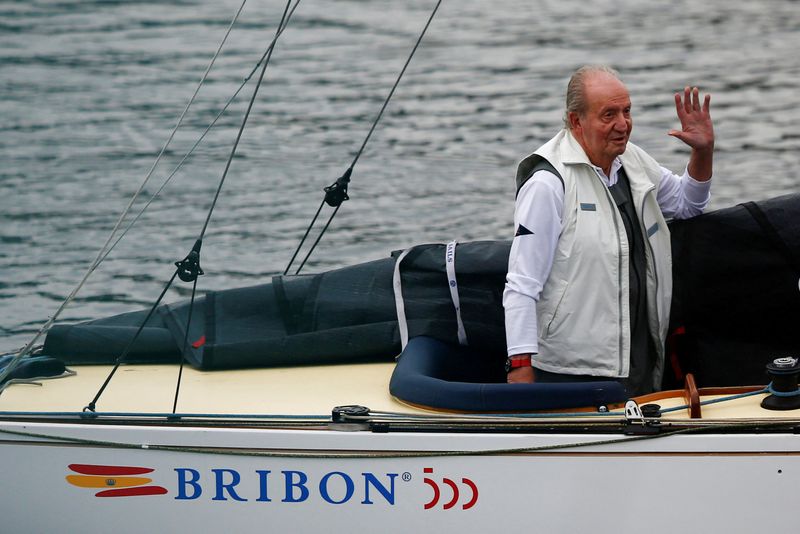 &copy; Reuters. FOTO DE ARCHIVO: El rey emérito de España Juan Carlos saluda a la gente en su bote durante una regata de vela en el Club Náutico de Sanxenxo en Sanxenxo, España, el 21 de mayo de 2022. REUTERS/Pedro Nunes