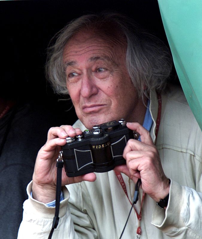 &copy; Reuters. Foto de archivo del fotógrafo William Klein en el Abierto de Francia de 2001 en Roland Garros 
Jun 5 2001 