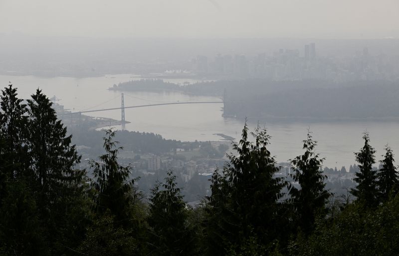 &copy; Reuters. カナダ西部ブリティッシュコロンビア州で山火事が拡大した。１２日、バンクーバーで撮影（２０２２年　ロイター/Jennifer Gauthier）