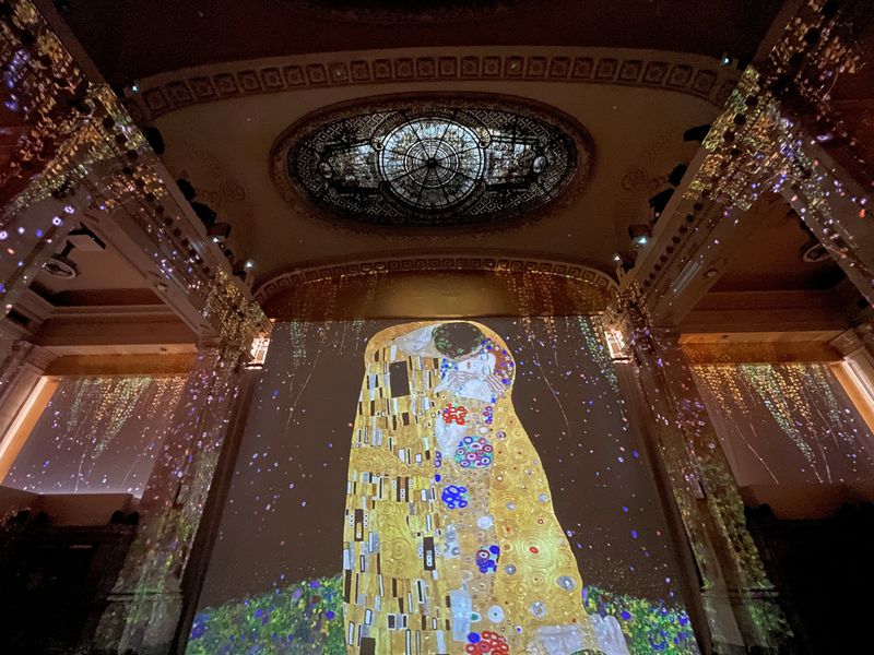 &copy; Reuters. Exposição "Gustav Klimt: Gold in Motion" no Hall des Lumieres, em Nova York. REUTERS/Roselle Chen
