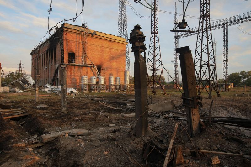 © Reuters. محطة للطاقة الكهربائية تعرضت لتلفيات بالغة بفعل ضربات صاروخية روسية في خاركيف يوم الاثنين. تصوير: فياتشيسلاف ماديفسكي - رويترز. 