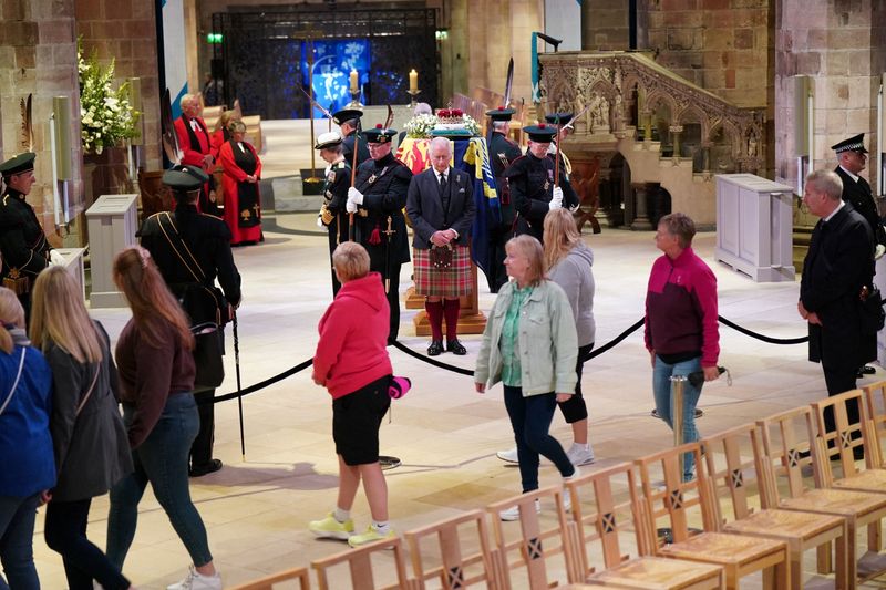 &copy; Reuters. O Rei Charles e outros membros da família real britânica fazem uma vigília na Catedral de St. Giles, em Edimburgo, em homenagem à rainha Elizabeth. Jane Barlow/Pool via REUTERS