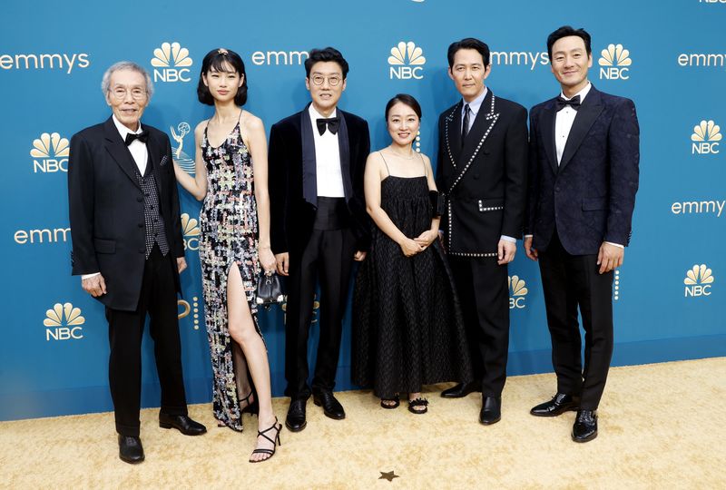 &copy; Reuters. Park Hae-Soo, Lee Jung-Jae, Kim Ji-Yeon, Hwang Dong-Hyuk, Jung Ho-Yeon and Oh Young-Soo, of "Squid Game", arrive at the 74th Primetime Emmy Awards in Los Angeles, California, U.S., September 12, 2022. REUTERS/Ringo Chiu