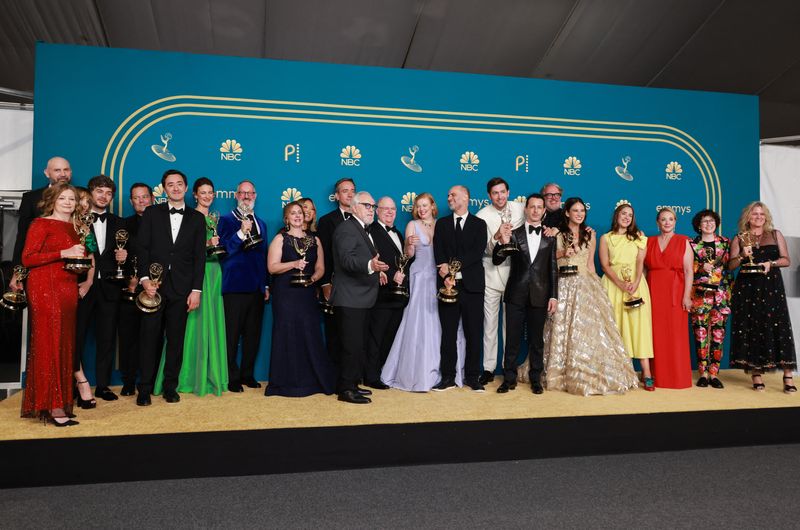 &copy; Reuters. Les acteurs et l'équipe de "Succession" lors de la 74e cérémonie des Primetime Emmy Awards. /Photo prise le 12 septembre 2022/REUTERS/Aude Guerrucci