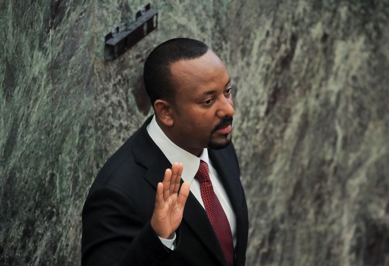 &copy; Reuters. FOTO DE ARCHIVO: El primer ministro de Etiopía, Abiy Ahmed, jura su cargo durante la ceremonia de toma de posesión en el edificio del Parlamento en Addis Abeba, Etiopía, el 4 de octubre de 2021. REUTERS/Tiksa Negeri