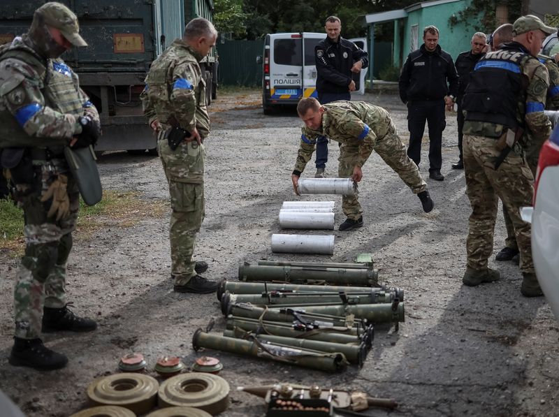 &copy; Reuters. FOTO DE ARCHIVO: Un zapador de la policía lleva un estuche con minas antipersona POM-3 después de regresar de la aldea de Udy, recientemente liberada por las Fuerzas Armadas de Ucrania, en la ciudad de Zolochiv, región de Járkov, Ucrania 12 de septiem