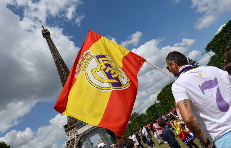 &copy; Reuters. Fútbol - Liga de Campeones - Final - Los aficionados se reúnen en París para el Liverpool contra el Real Madrid en la final de la Liga de Campeones - París, Francia - 28 de mayo de 2022 Un aficionado del Real Madrid con una bandera frente a la Torre E