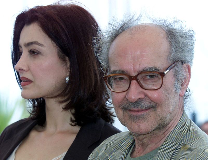 &copy; Reuters. FILE PHOTO: Swiss director Jean Luc Godard (R) smiles as he stands with actress Cecile Camp (L) for their film "Eloge de L'Amour" at the 54th International Cannes Film Festival, May 15, 2001/File Photo
