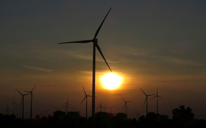 &copy; Reuters. FILE PHOTO: The sun sets behind power-generating wind turbines from a wind farm near the village of Ludwigsburg, northern Germany October 5, 2014.   REUTERS/Fabrizio Bensch/File Photo