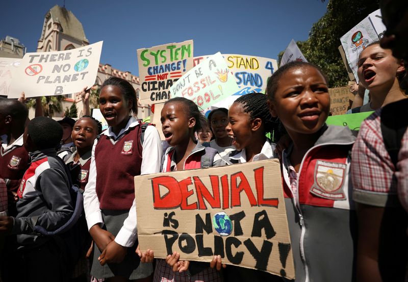 &copy; Reuters. FILE PHOTO: Students take part in a global protest against climate change in Cape Town, South Africa, March 15, 2019. REUTERS/Mike Hutchings