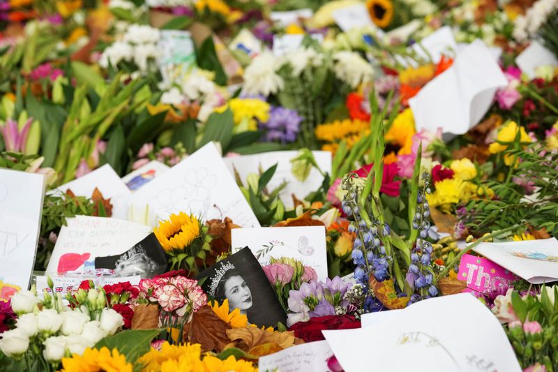 &copy; Reuters. Vista de los homenajes en el jardín floral de homenaje en Green Park, tras la muerte de la reina Isabel II, en Londres, Reino Unido. 13 de septiembre de 2022. REUTERS/Maja Smiejkowska