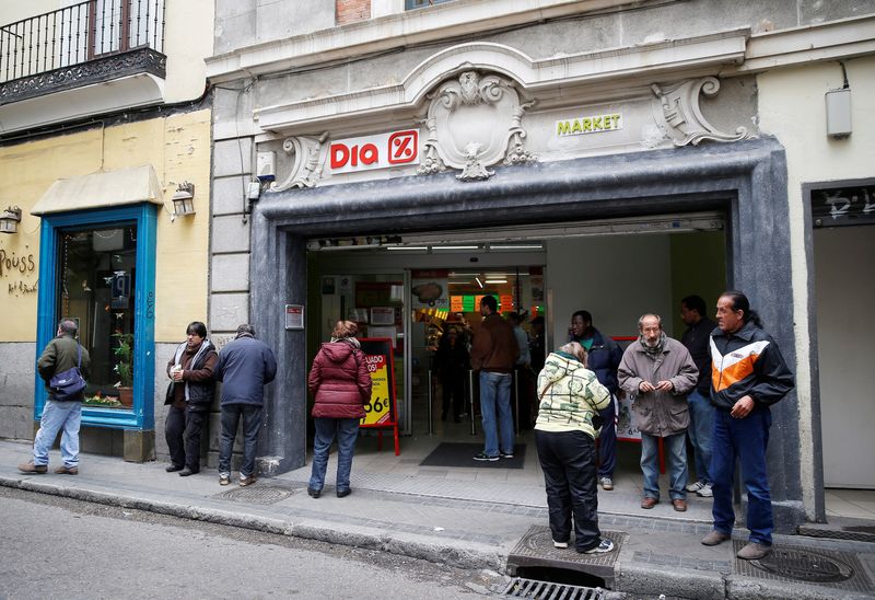 &copy; Reuters. Personas frente a un supermercado DIA en el centro de Madrid