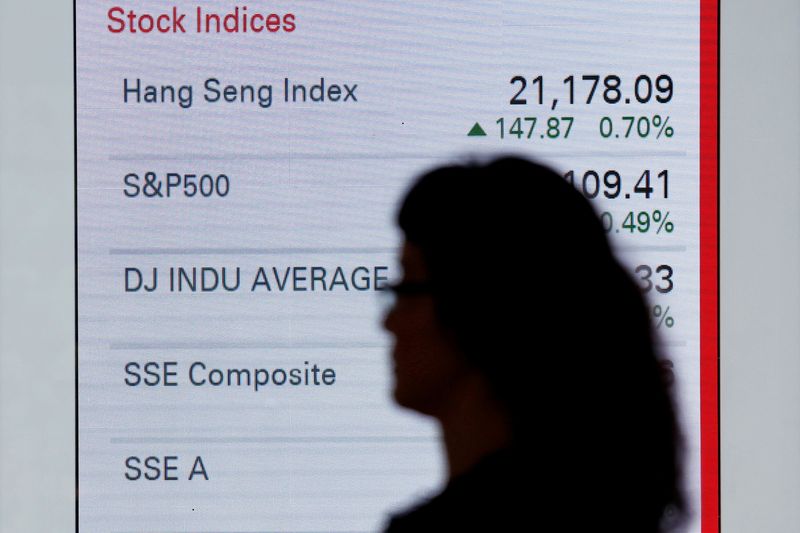 &copy; Reuters. Mulher passa em frente a painel de índice de ações asiáticas de banco em Hong Kong
07/06/2016
REUTERS/Bobby Yip