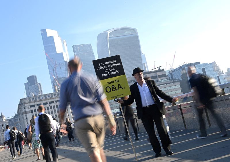 &copy; Reuters. Pessoas caminham em direção ao distrito financeiro em Londres
08/09/2021
REUTERS/Toby Melville