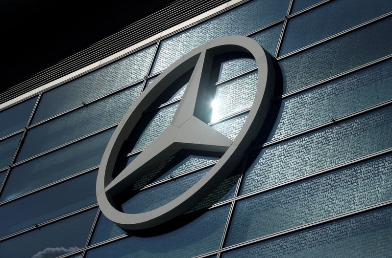 &copy; Reuters. FOTO DE ARCHIVO: El logotipo de Mercedes-Benz en el Salón del Automóvil de Fráncfort 2019 (IAA) en Fráncfort, Alemania, el 10 de septiembre de 2019. REUTERS/Ralph Orlowski/File Photo