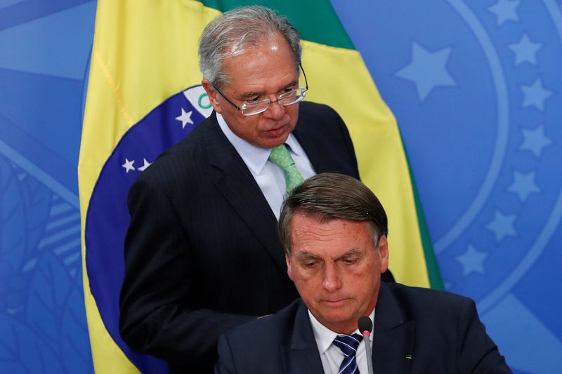 &copy; Reuters. Presidente Jair Bolsonaro e ministro da Economia, Paulo Guedes, em conferência de imprensa no Palácio do Planalto, em Brasília
06/06/2022
REUTERS/Adriano Machado