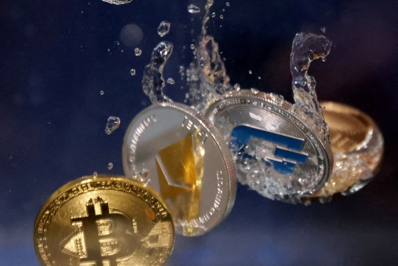 &copy; Reuters. Représentations des cryptomonnaies Bitcoin, Ethereum et Dash plongeant dans l'eau. /Photo d'illustration prise le 23 mai 2022/REUTERS/Dado Ruvic