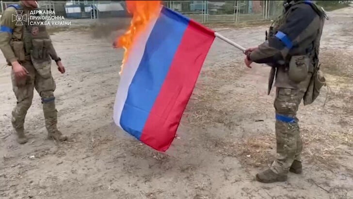 &copy; Reuters. Soldados ucranianos queman una bandera rusa en Vovchansk, Ucrania. Fotograma extraido de un video hecho público el 13 septiembre 2022. Servicio Estatal de Fronteras de Ucrania/entrega vía Reuters. ESTA IMAGEN FUE ENTREGADA POR UNA TERCERA PARTE. CRÉDIT