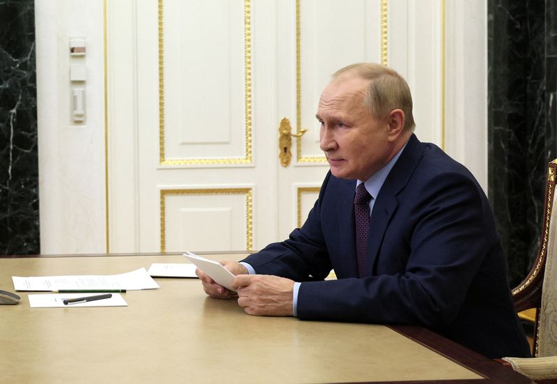 © Reuters. الرئيس الروسي فلاديمير بوتين يتحدث في موسكو يوم الاثنين. صورة لرويترز من ممثل لوكالات الأنباء.