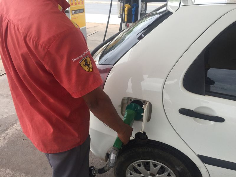 &copy; Reuters. Imagen de archivo de un trabajador de una gasolinera llenando el depósito de un coche con etanol en Cuiabá, Brasil. 2 de octubre, 2019. REUTERS/Marcelo Teixeira/Archivo