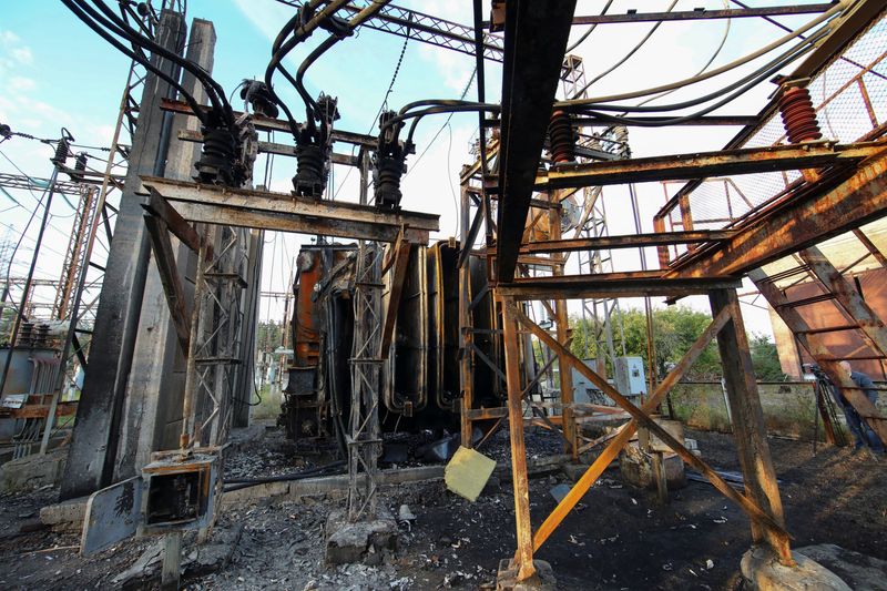 &copy; Reuters. FILE PHOTO: A view shows a compound of a power substation heavily damaged by a recent Russian missile strike, as Russia's attack on Ukraine continues, in Kharkiv, Ukraine September 12, 2022.  REUTERS/Vyacheslav Madiyevskyy