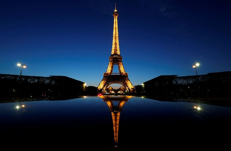 &copy; Reuters. FILE PHOTO: A night view shows the Eiffel tower, reflected in a car's roof, in Paris, France, April 30, 2016. REUTERS/Christian Hartmann/File Photo