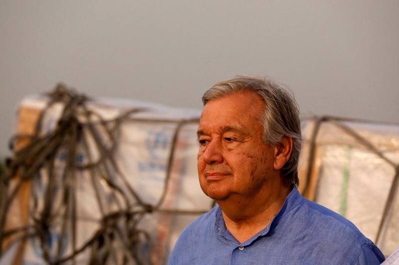 &copy; Reuters. Secretário-geral da ONU, António Guterres, com doações humanitárias ao fundo, durante entrevista coletiva em meio a visita a áreas atingidas por enchentes em Karachi, no Paquistão
10/09/2022 REUTERS/Akhtar Soomro