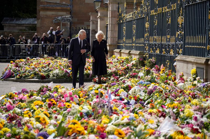 &copy; Reuters. El rey Carlos III y la reina consorte observan las ofrendas florales dejadas en el exterior del castillo de Hillsborough, Co Down, tras la muerte de la reina Isabel II el jueves. 13 de septiembre, 2022. Niall Carson/Pool vía REUTERS