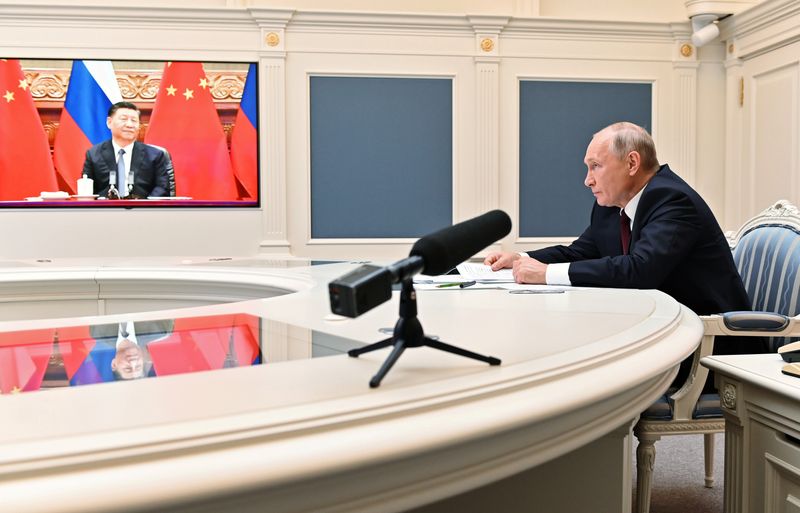 &copy; Reuters. FILE PHOTO: Russian President Vladimir Putin takes part in a video conference call with Chinese President Xi Jinping at the Kremlin in Moscow, Russia June 28, 2021. Sputnik/Alexei Nikolsky/Kremlin via REUTERS