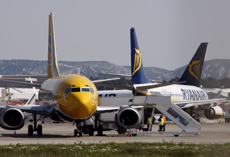 &copy; Reuters. Avions stationnés sur le tarmac de l'aéroport de Marseille. /Photo prise le 17 avril 2010/REUTERS/Jean-Paul Pelissier