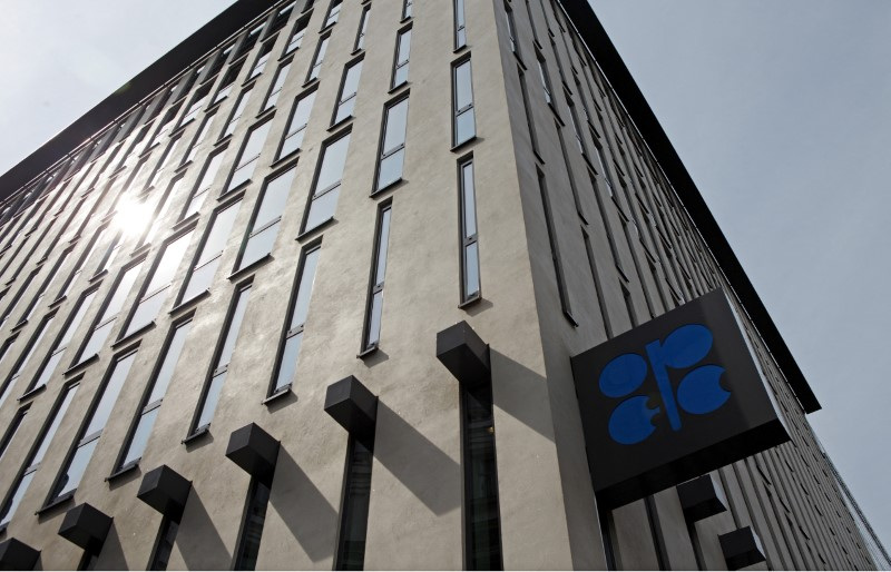 &copy; Reuters. 石油輸出国機構（ＯＰＥＣ）は１３日に発表した月報で、２０２２年の世界石油需要増加幅が日量３１０万バレル、２３年が日量２７０万バレルとする予測を前月から据え置いた。２０１５