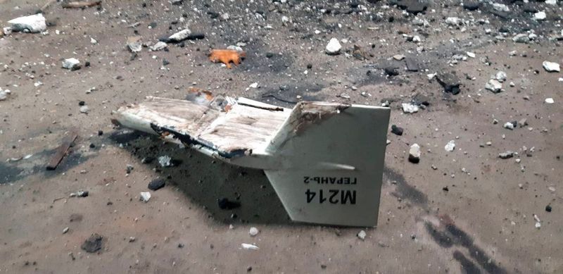 &copy; Reuters. Una parte de un vehículo aéreo no tripulado, lo que las autoridades militares ucranianas describieron como un dron Shahed-136 de fabricación iraní y que fue derribado cerca de la ciudad de Kupiansk, en medio del ataque de Rusia a Ucrania, en la regió