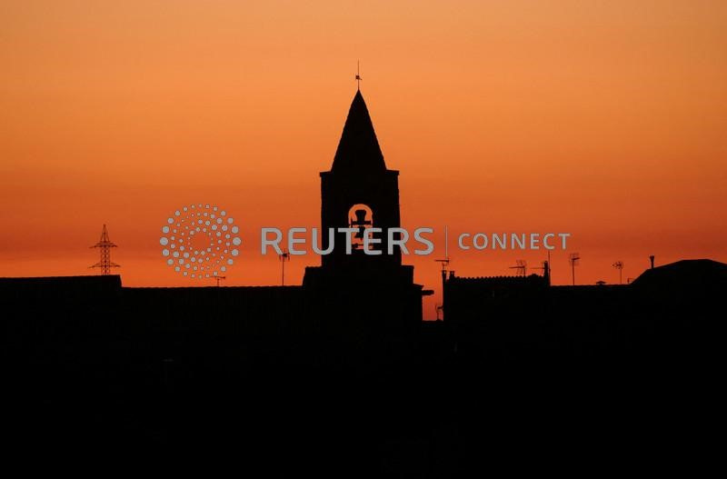 &copy; Reuters. FOTO DE ARCHIVO. El campanario de una iglesia durante la puesta de sol en el pueblo de Montmaneu, al norte de Barcelona, Cataluña, España. 28 de enero de 2022. REUTERS/Nacho Doce