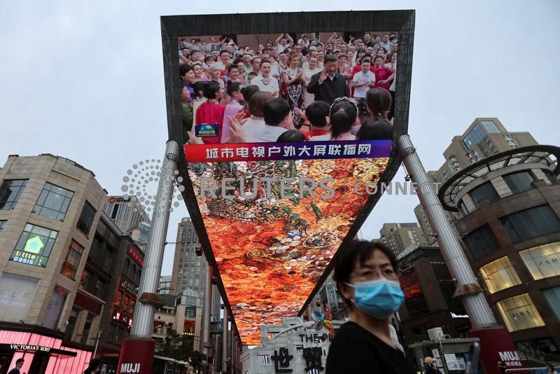 &copy; Reuters. Foto de archivo de una pantalla gigante con imágenes del Presidente chino Xi Jinping visitando la región de Xinjiang, en un centro comercial en Pekín. 
 Jul 15, 2022. REUTERS/Tingshu Wang

