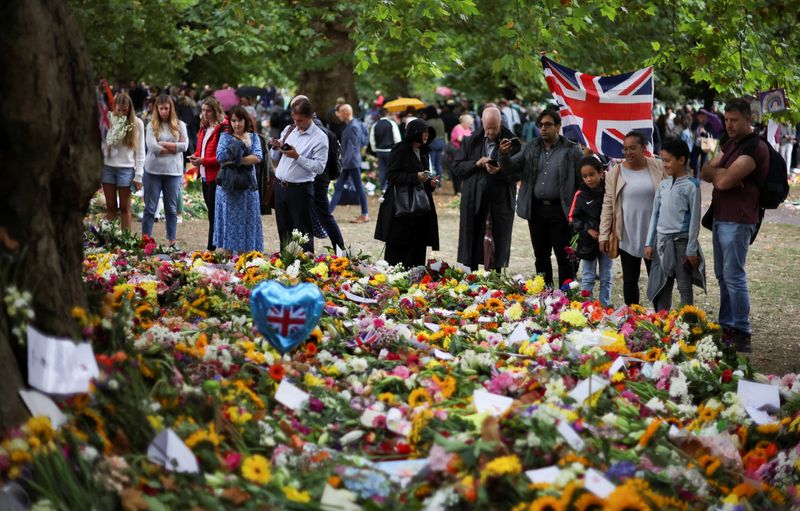 &copy; Reuters. People look at the floral tributes in Green Park, following the death of Britain's Queen Elizabeth, near Buckingham Palace in London, Britain September 13, 2022. REUTERS/Phil Noble