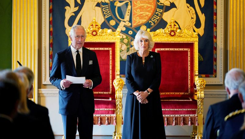 &copy; Reuters. El rey Carlos III y la reina consorte reciben un mensaje de condolencias del presidente de la Asamblea de Irlanda del Norte en el castillo de Hillsborough, condado de Down, tras la muerte de la reina Isabel II el jueves. Fecha de la foto: Martes 13 de sep