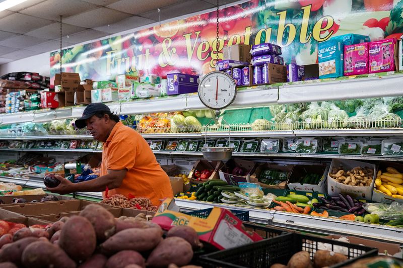 © Reuters. A man shops for produce at Best World Supermarket in the Mount Pleasant neighborhood of Washington, D.C., U.S., August 19, 2022. REUTERS/Sarah Silbiger