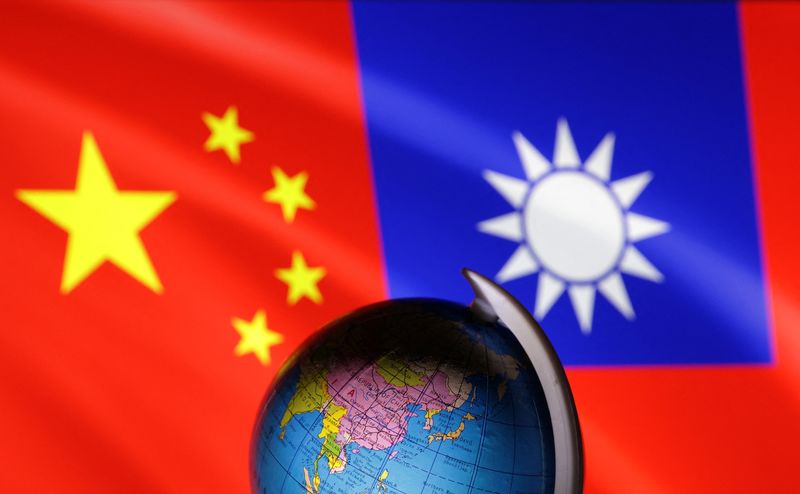 &copy; Reuters. A globe is seen in front of Chinese and Taiwanese flags in this illustration, August 6, 2022. REUTERS/Dado Ruvic/Illustration