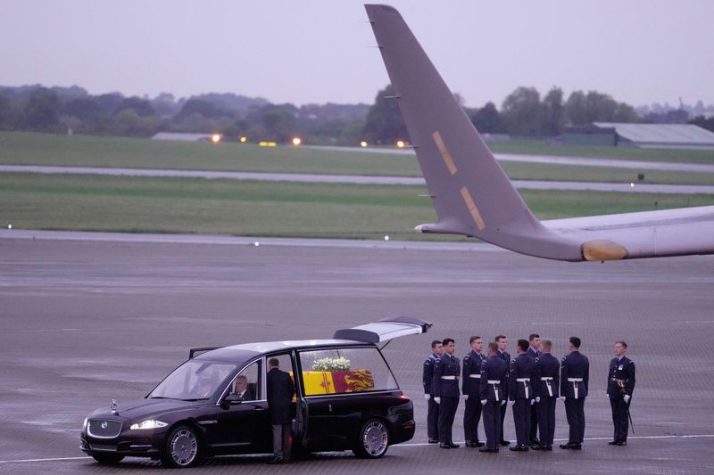 © Reuters. جثمان الملكة إليزابيث الثانية بعد نقله من طائرة عقب وصولها إلى قاعدة تابعة لسلاح الجو الملكي في غرب لندن يوم الثلاثاء. صورة لرويترز .  