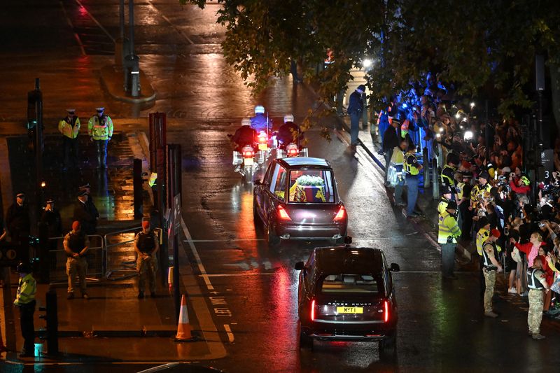 © Reuters. جثمان الملكة إليزابيث يمر في في شارع بلندن يوم الثلاثاء وسط وجود أفراد الأمن قبل التوجه إلى قصر باكينجهام. صورة لرويترز .  