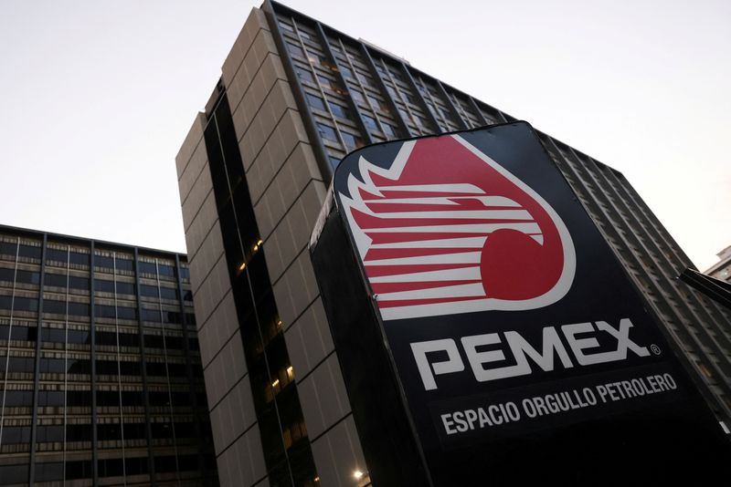 &copy; Reuters. FILE PHOTO: The logo of Mexican state oil company Pemex is pictured at its headquarters in Mexico City, Mexico, February 21, 2022. REUTERS/Edgard Garrido/File Photo