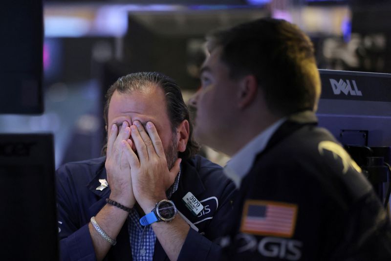 &copy; Reuters. متعامل يصاب بالصدمة بينما يتابع متعامل آخر حركة تداول الأسهم في بورصة نيويورك يوم الثلاثاء. تصوير : أندرو كيللي- رويترز .   