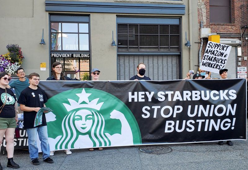 © Reuters. Starbucks employees who support unionization protest in the company's hometown ahead of Investor Day, in Seattle, Washington, U.S. September 12, 2022. REUTERS/Hilary Russ