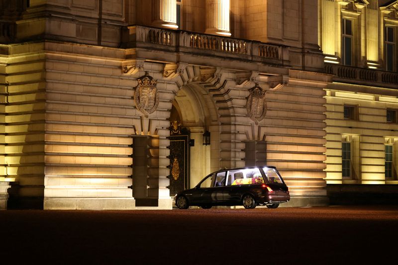 © Reuters. نعش الملكة إليزابيث الثانية يصل إلى قصر باكنجهام بالعاصمة البريطانية لندن يوم الثلاثاء. صورة لرويترز . 