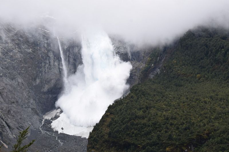 &copy; Reuters. Uma geleira despenca em um rio no Parque Nacional Queulat, em Aysen, no Chile. Cortesia Surreal Travel/via Reuters