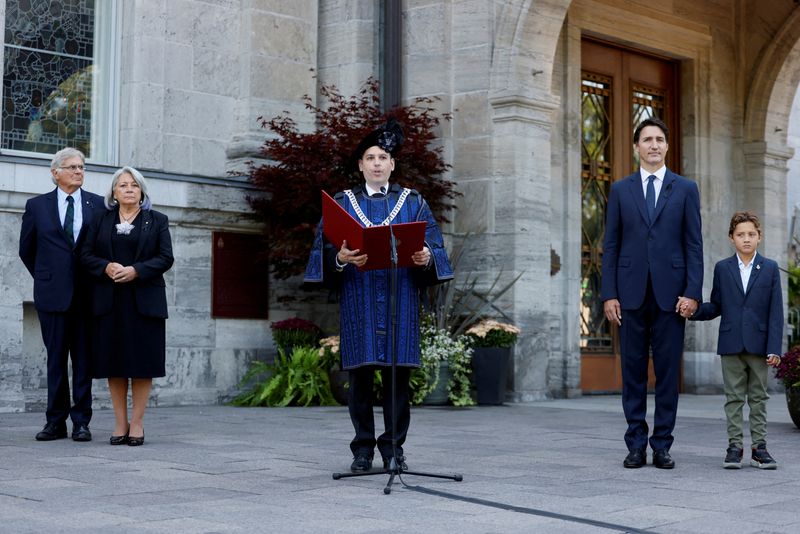 © Reuters. FILE PHOTO: Chief Herald of Canada Samy Khalid, Canada's Governor General Mary Simon, with husband Whit Fraser, and Canada's Prime Minister Justin Trudeau, with son Hadrien, take part in a ceremony to proclaim the accession of King Charles III at Rideau Hall in Ottawa, Ontario, Canada September 10, 2022. REUTERS/Blair Gable/File Photo