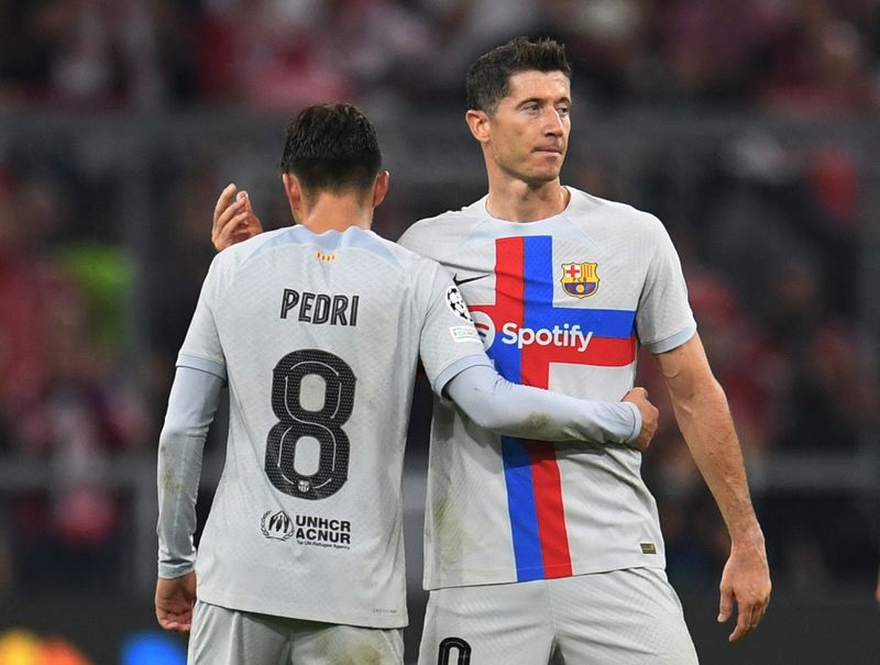 &copy; Reuters. Os jogadores do Barcelona Pedri e Robert Lewandoski após a derrota para o Bayern de Munique.REUTERS/Andreas Gebert