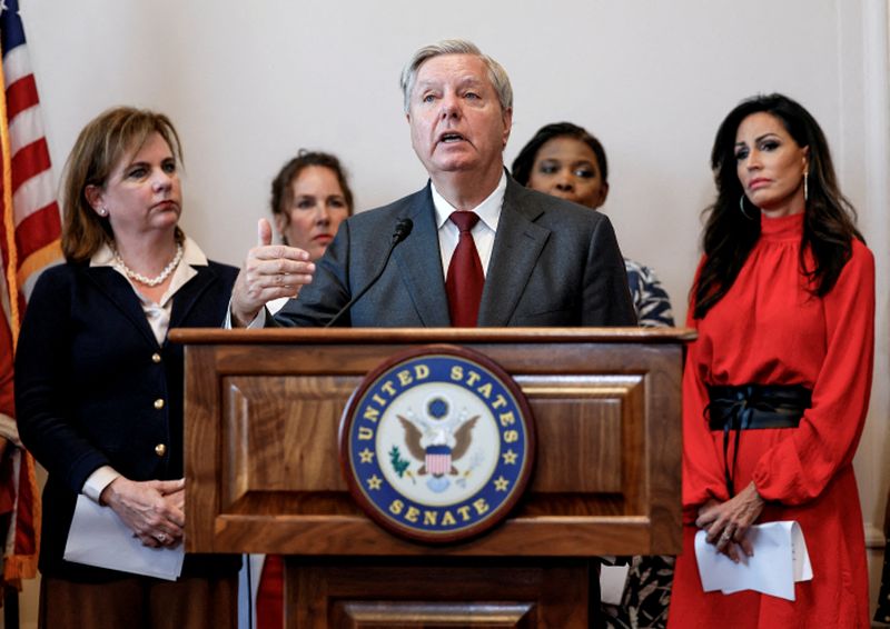 © Reuters. U.S. Senator Lindsey Graham (R-KY) unveils a nationwide abortion bill with new abortion restrictions, during a news conference alongside representatives from national anti-abortion organizations, on Capitol Hill in Washington, U.S., September, 13, 2022. REUTERS/Evelyn Hockstein
