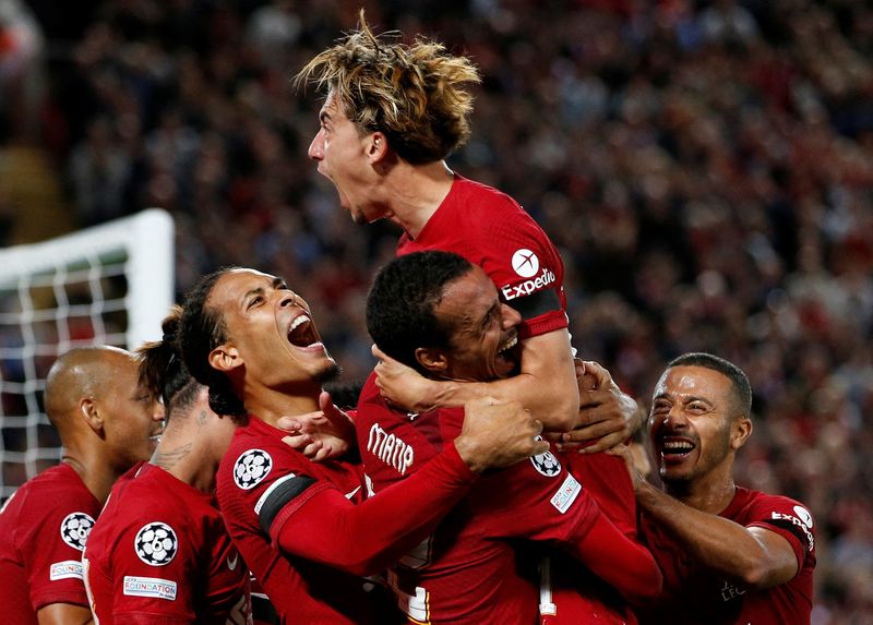 &copy; Reuters. Joel Matip, do Liverpool, comemora com os companheiros de equipe o gol marcado contra o Ajax na Liga dos Campeões.Reuters/Ed Sykes